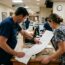 רופא ואחות בוחנים רישום ניטור עוברי בעמדת האחיות במחלקת יולדות
